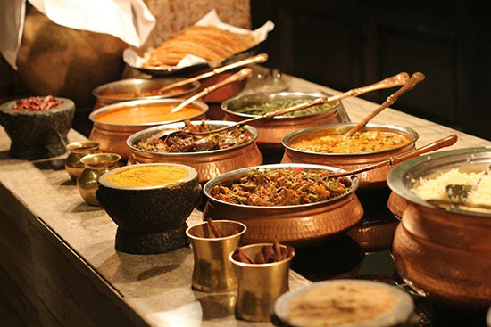 photographie d'un buffet indien